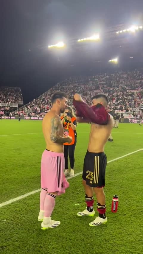 &nbsp;El momento en el que Almada y Messi cambiaron sus camisetas
