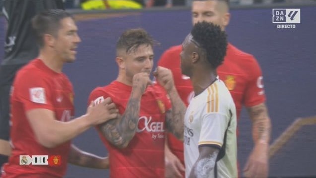 &nbsp;El fuerte cruce entre Pablo Maffeo y Vinicius (DAZN)