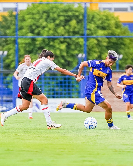 Kishi Núñez, autora del empate parcial entre Boca y River, conduciendo el juego en el Superclásico femenino.
